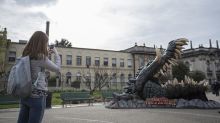 Dalle strade di Milano spunta un coccodrillo gigante