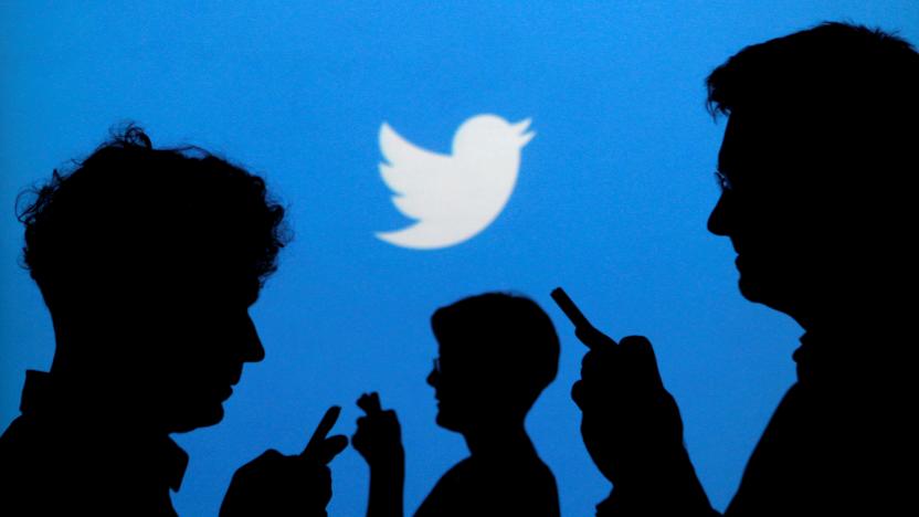 People holding mobile phones are silhouetted against a backdrop projected with the Twitter logo in this illustration picture taken in  Warsaw September 27, 2013.   REUTERS/Kacper Pempel/Illustration/File Photo     GLOBAL BUSINESS WEEK AHEAD PACKAGE - SEARCH "BUSINESS WEEK AHEAD JULY 25" FOR ALL IMAGES