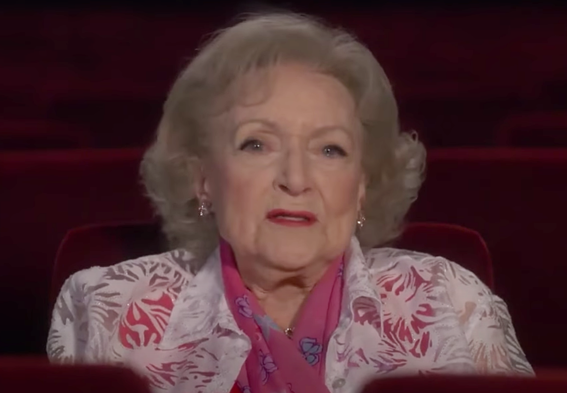 Filme de Natal estrelado por Betty White é adiado para