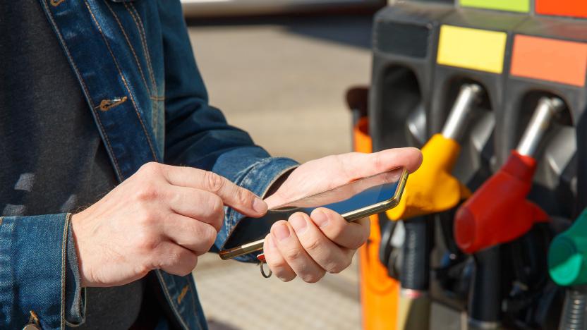 Refueling a car and paying using the application on a smartphone.