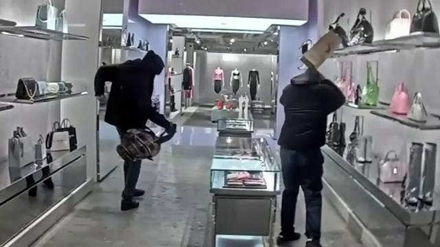 Grupo de ladrones asalta tienda de Givenchy y se lleva miles de dólares en  mercancía