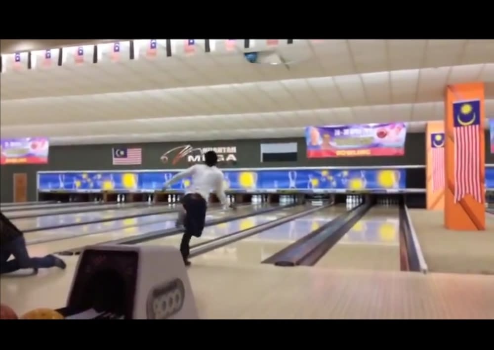 Twitter Post Of Kuantan Man Smashing Ceiling With Bowling