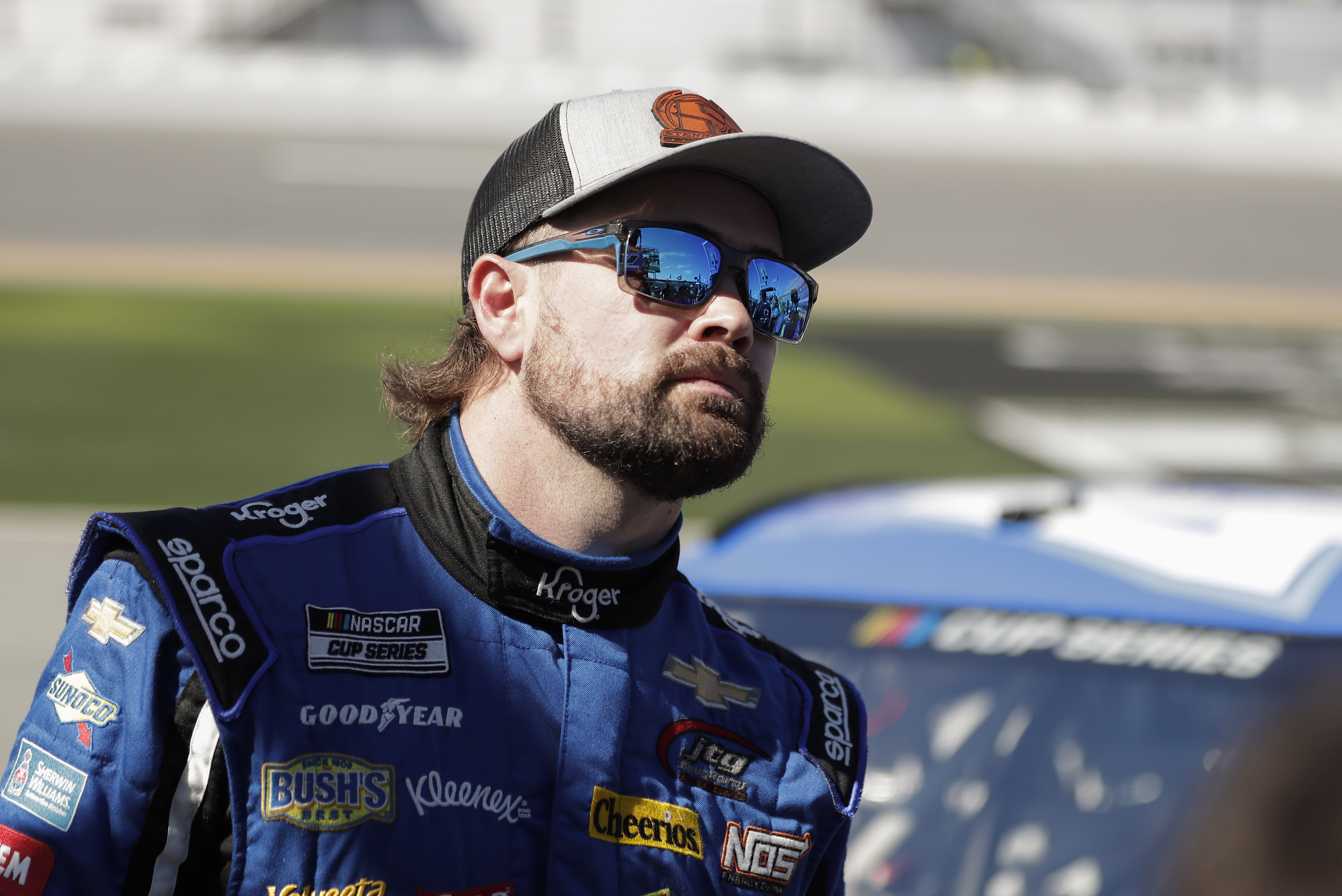 Stenhouse wins Daytona 500 pole in debut with new team