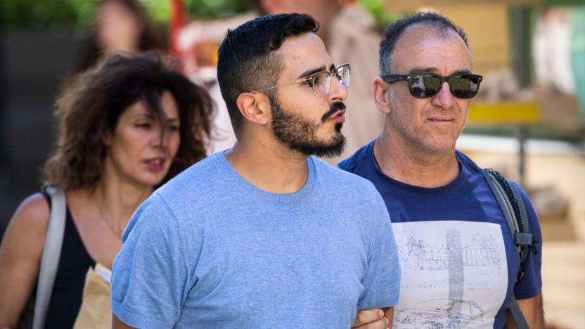 Picture taken on July 1, 2019 shows the so-called "Tinder swindler" (L) as he is expelled from the city of Athens, Greece. - Police in Greece on Tuesday, July 2, 2019 said they had arrested an Israeli man accused of fraud, named in media reports as the "Tinder swindler" who allegedly defrauded European women he met on the dating site. The suspect has been described in news reports as 28-year-old Simon Hayut. According to Norway's Verdens Gang newspaper, the suspect presented himself as the son of an Israeli multi-millionaire and had defrauded women in Norway, Finland and Sweden out of hundreds of thousands of dollars to fund a lavish lifestyle. (Photo by Tore KRISTIANSEN / various sources / AFP) / Norway OUT        (Photo credit should read TORE KRISTIANSEN/AFP via Getty Images)