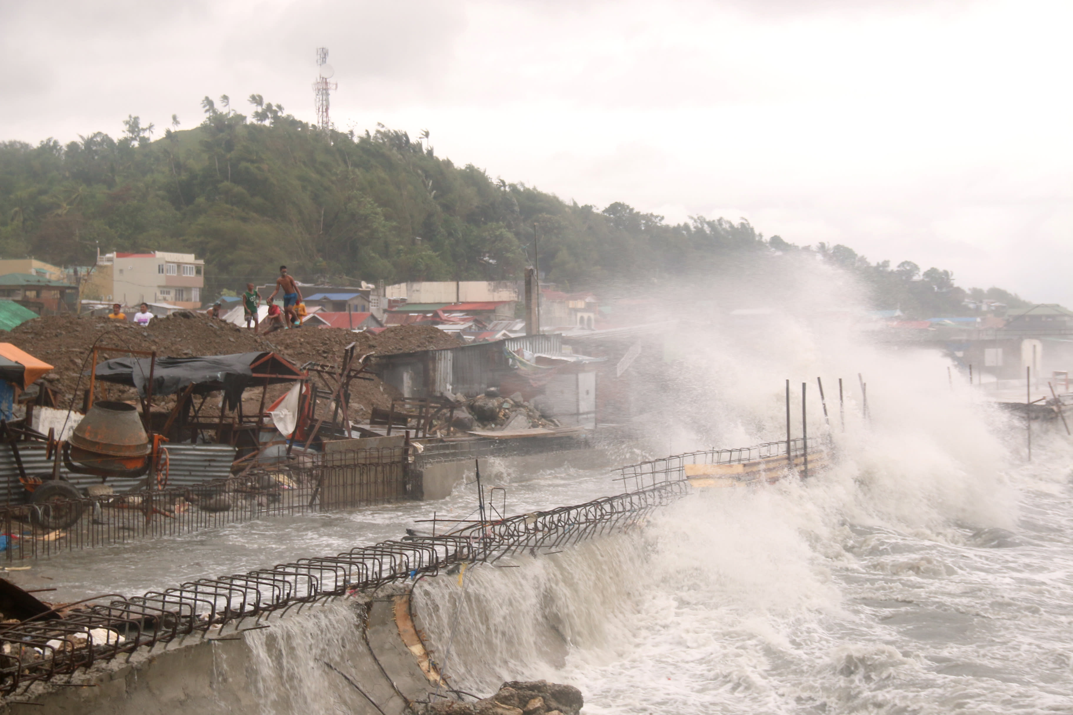 Strong Typhoon Ambo Roars Toward Pandemic Hit Philippines   005d8275e20712a02b220066f03ef287