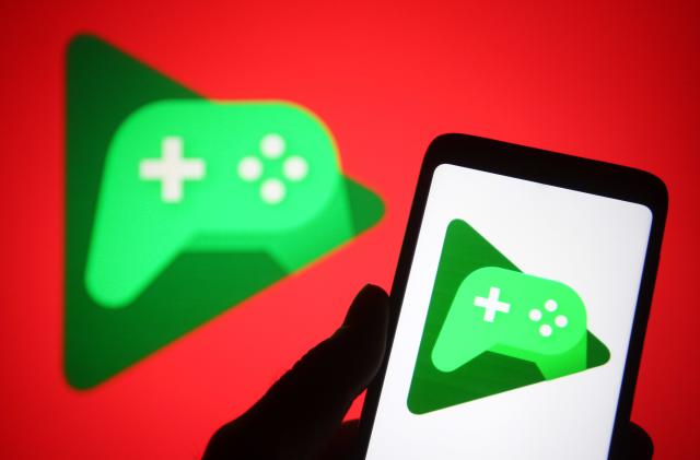 UKRAINE - 2021/11/30: In this photo illustration, Google Play Games logo is seen displayed on a smartphone in a hand. (Photo Illustration by Pavlo Gonchar/SOPA Images/LightRocket via Getty Images)