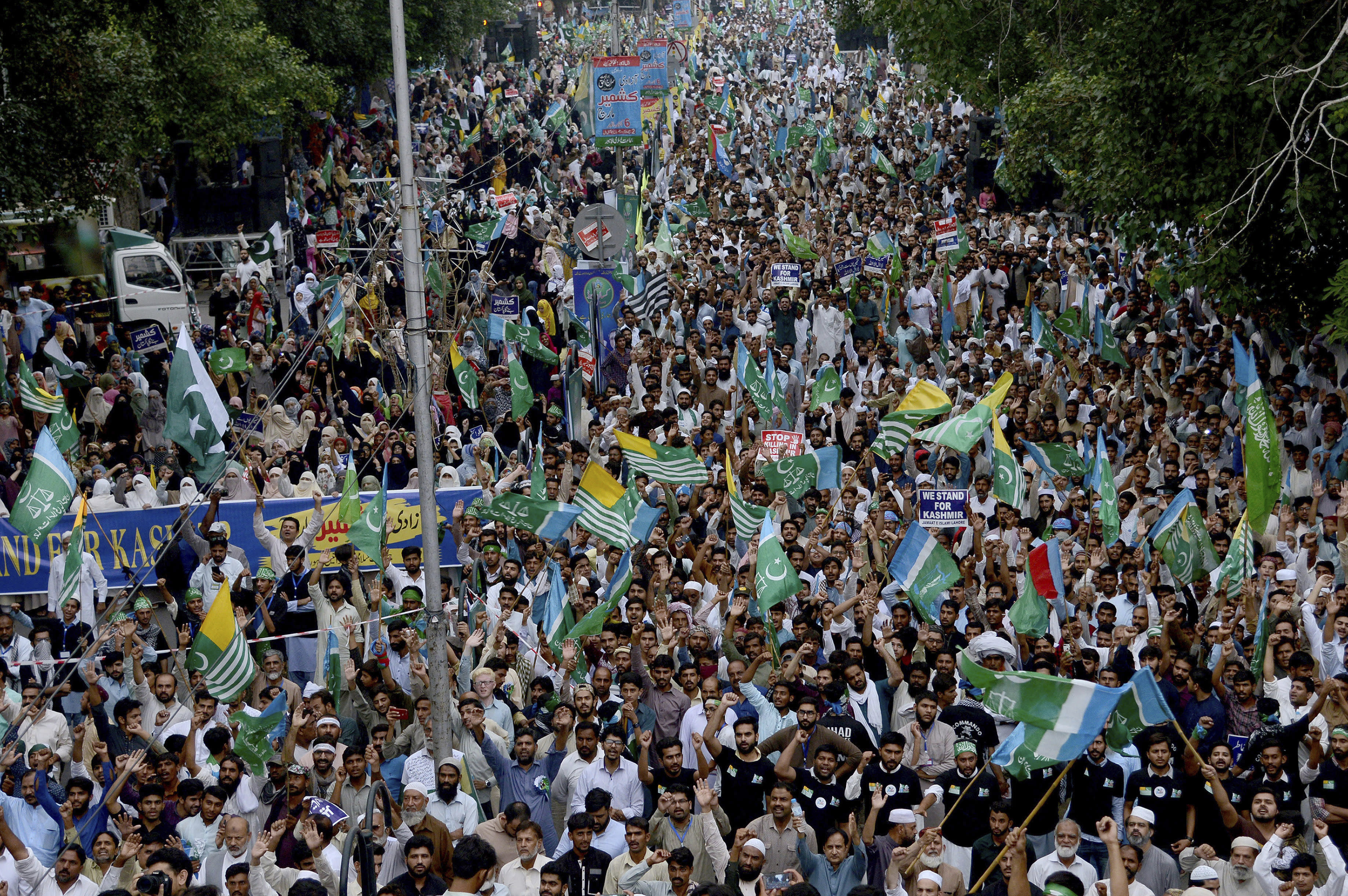 Immoral poLICE block thousands of serfs marching in Pakistani Kashmir B56454d73f00fee10831b71da14e134b