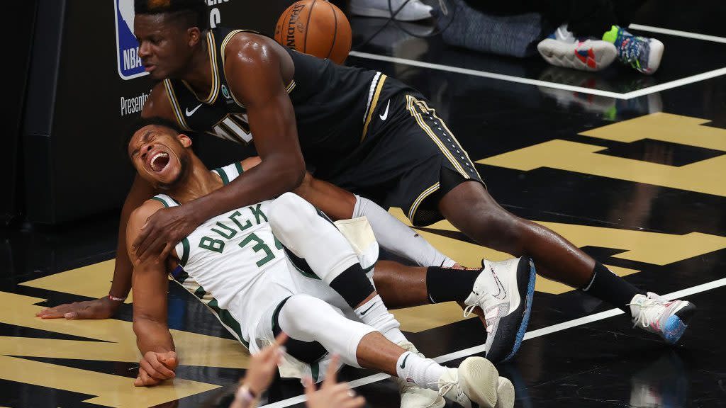 Giannis Antetokounmpo leaves game after gruesome hyperextension of left knee