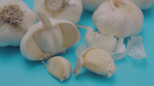 Image result for Intense Garlic Hack Has Captivated the Internet and People Have Never Been More Pumped to Peel