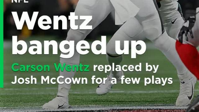 Carson Wentz banged up, replaced by Josh McCown for a few plays