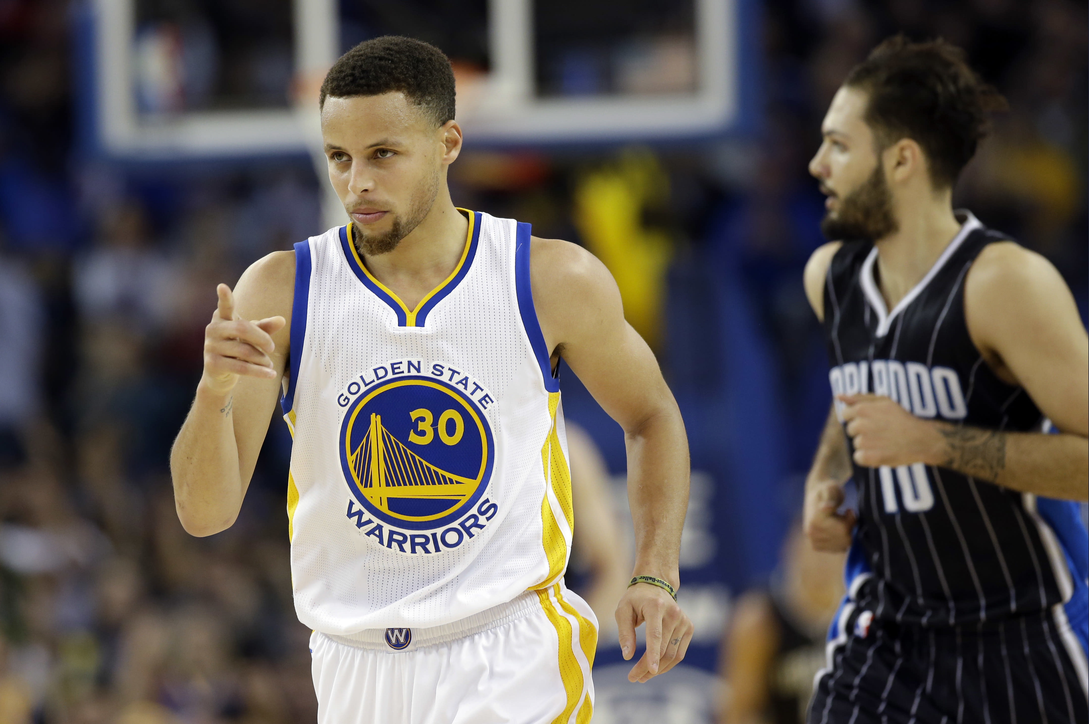 Stephen Curry reportedly receives $75 million in Under Armour stock under  new deal - Yahoo Sports