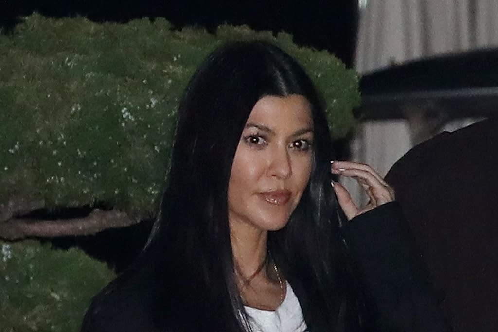 Kourtney Kardashian dresses in trousers with unmissable panels and pointed shoes with Travis Barker