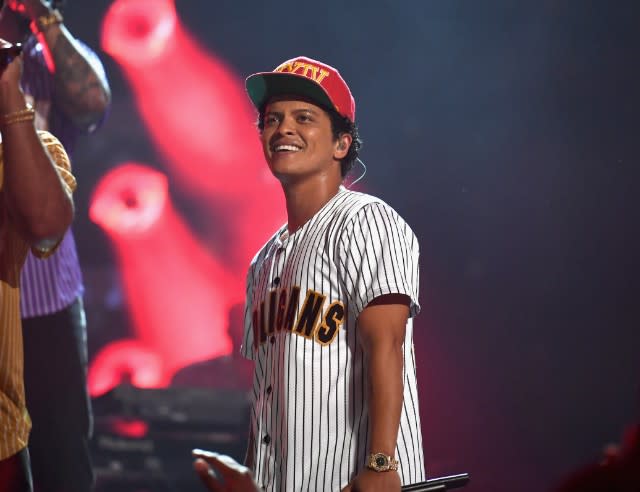 Uptown Funk Bruno Mars First Solo Tv Special Live At The Apollo This Fall