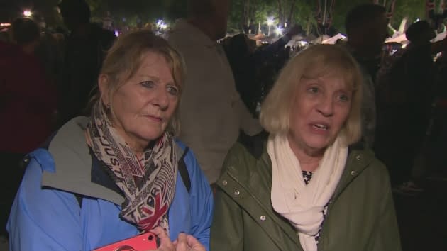 Les gens réagissent à l’arrivée du cercueil de la reine au palais