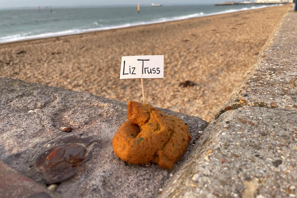 La campagne dégueulasse d’un artiste de rue contre Liz Truss