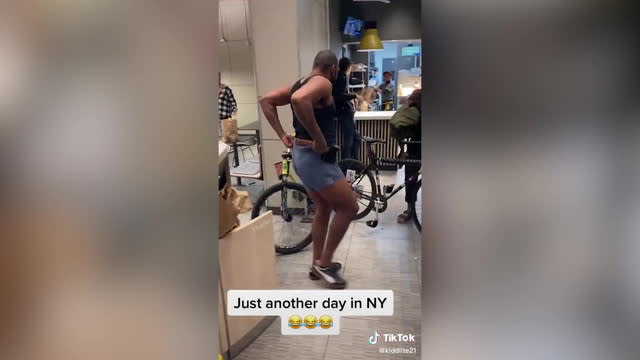 Un homme menace les gens du McDonalds de New York avec une hache