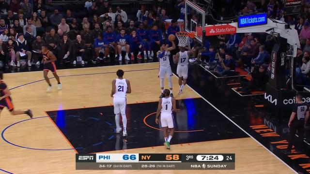 Jericho Sims with a dunk vs the Philadelphia 76ers