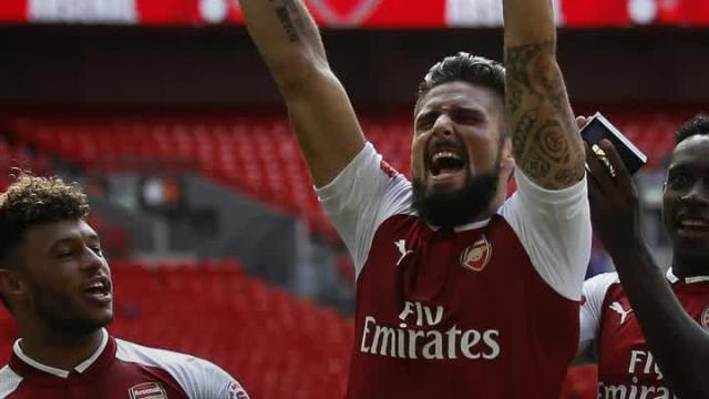 Arsenal comes back to win Community Shield on PKs against 10-man Chelsea