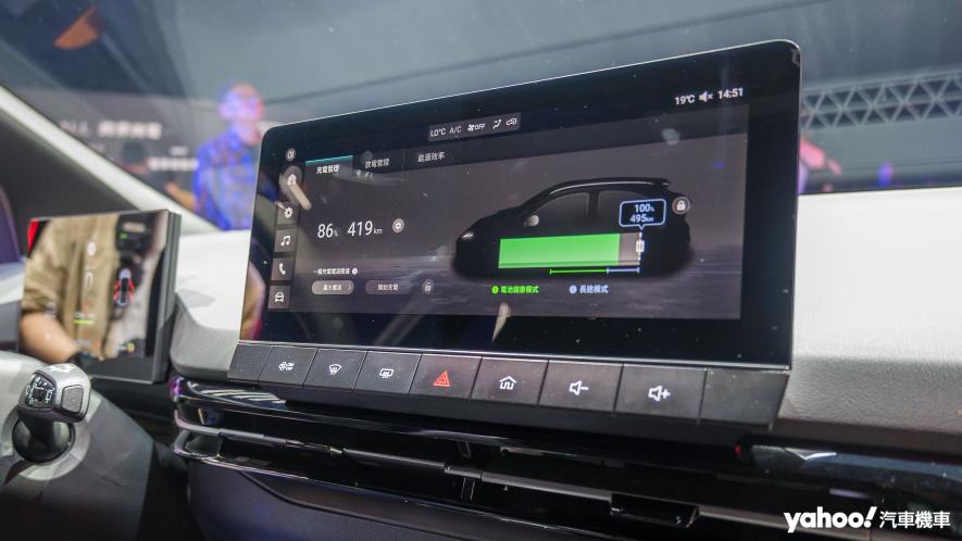 位於中控台的10.25吋懸浮式影音主機，內建有Apple CarPlay® 及 Android Auto™等功能。 - 10