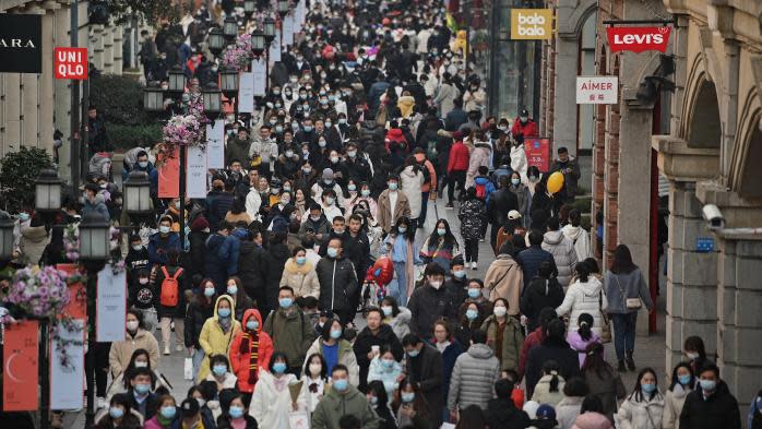 “Shopping centers are always full, the Chinese want to catch up with 2020,” said an economist.