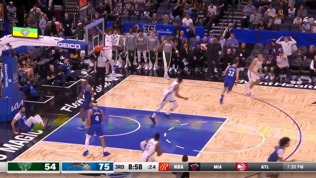 Giannis Antetokounmpo hammers it home