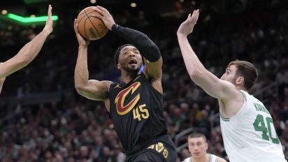 Associated Press - Donovan Mitchell, de los Cavaliers de Cleveland, dispara ante Luke Kornet, de los Celtics de Boston, en el partido del jueves 9 de mayo de 2024 (AP Foto/Steven Senne)