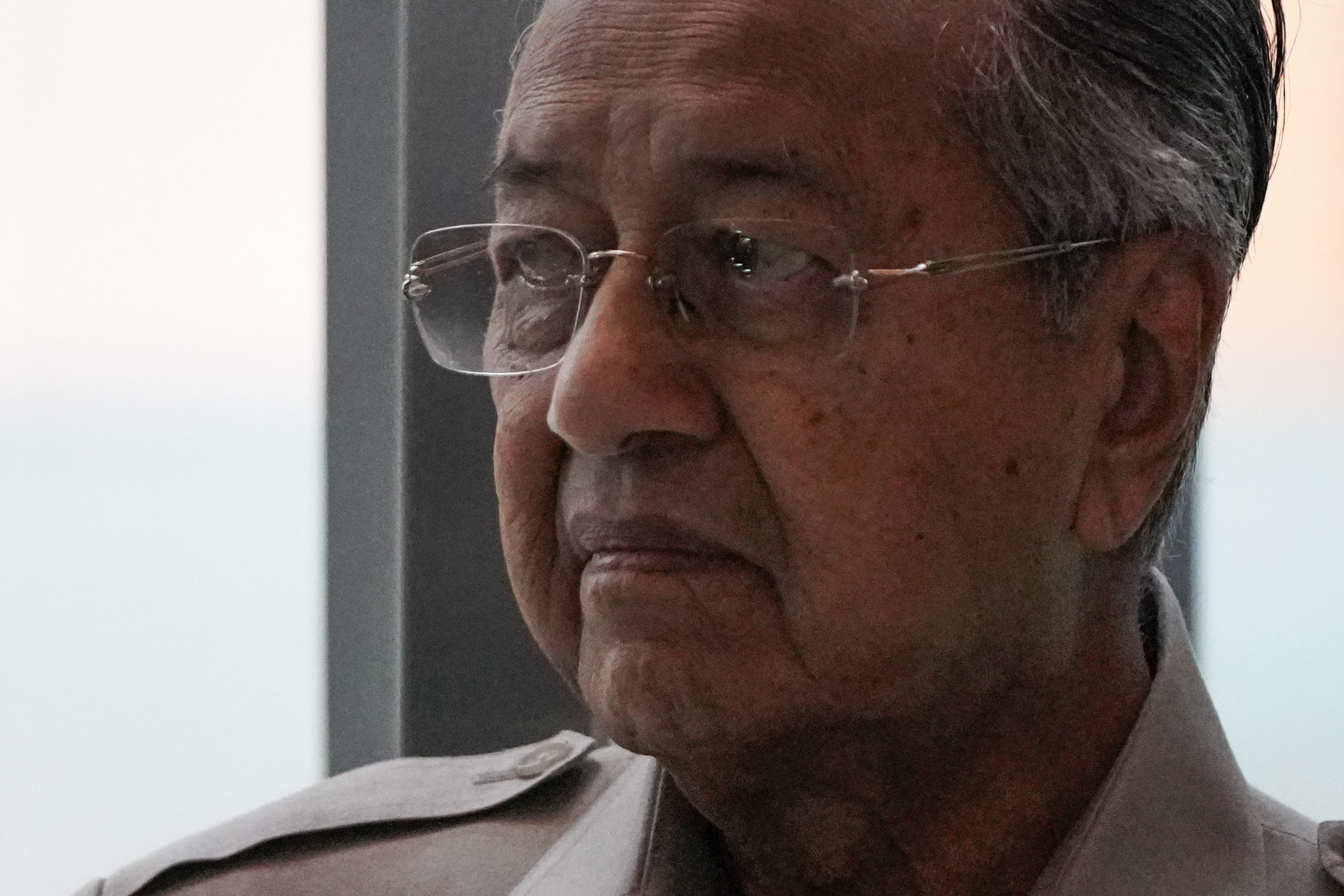 2020年2月28日，星期五，马来西亚临时领导人马哈蒂尔·穆罕默德（Mahathir Mohamad）在委员会上发表了关于行使巴勒斯坦人民不可剥夺权利的演讲后离任。下周的投票表决决定选出新总理，在执政联盟本周垮台后，加深了该国的政治动荡。 （美联社照片/ Vincent Thian）