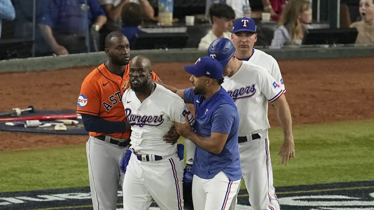 Alex Gordon carted off field with severe-looking groin strain - NBC Sports