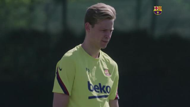 Barca's de Jong out with calf injury