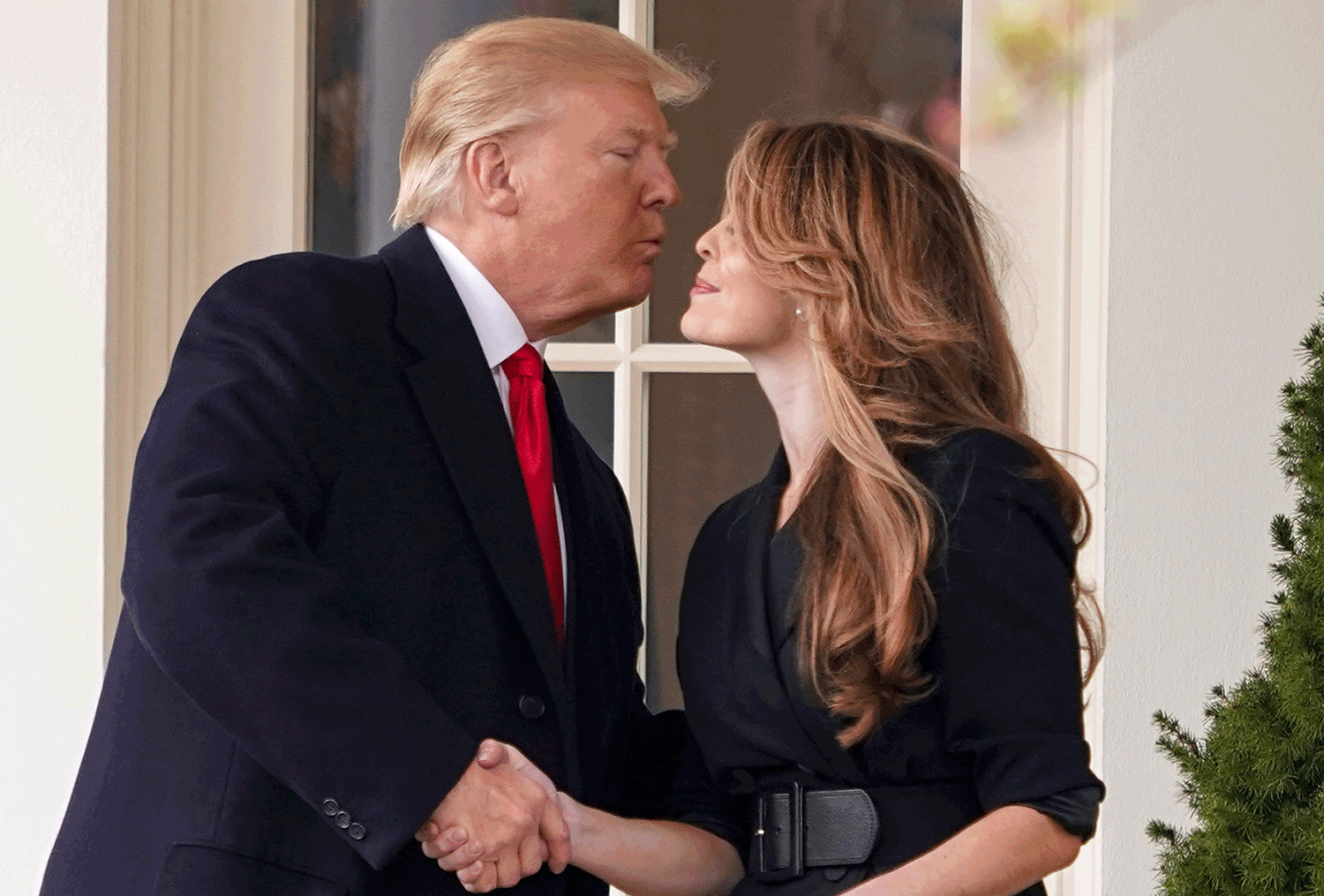 Hope Hicks And President Trump S Goodbye Kiss