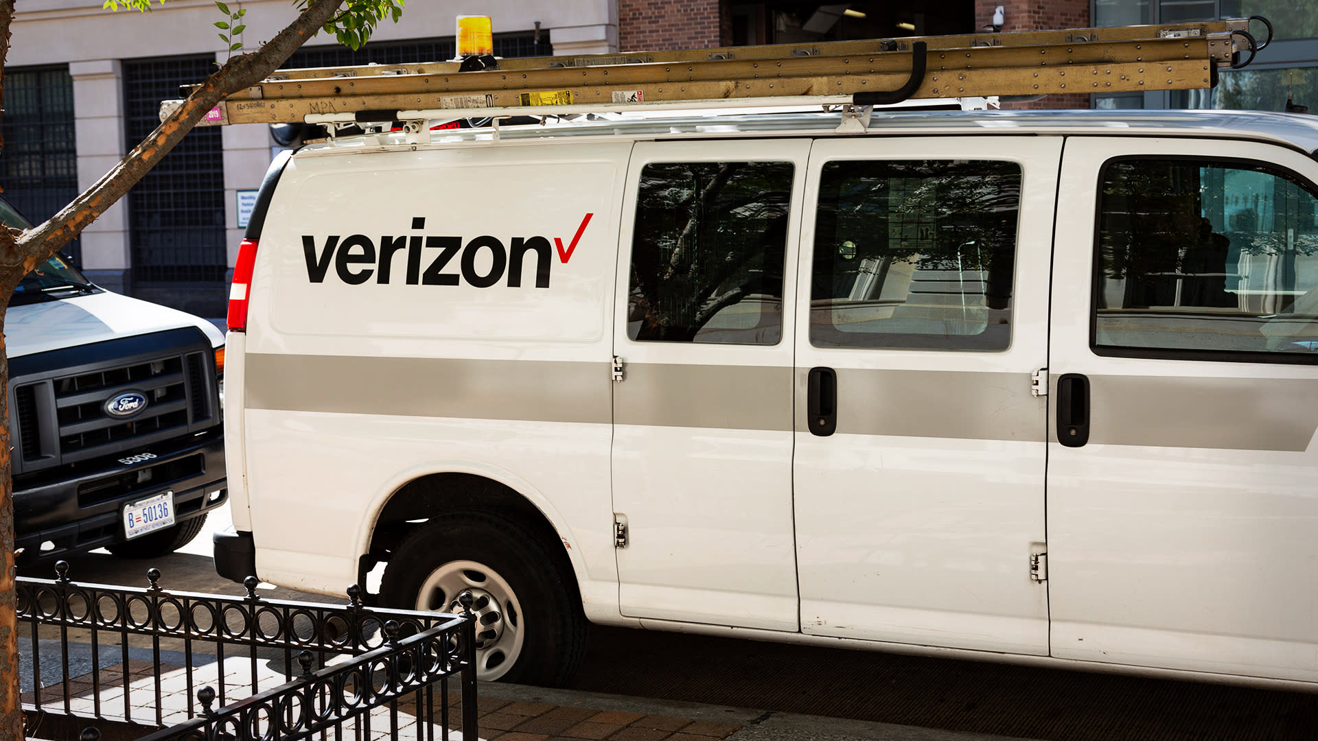 How to Buy Verizon and Its 7.5% Dividend Yield With Low Risk