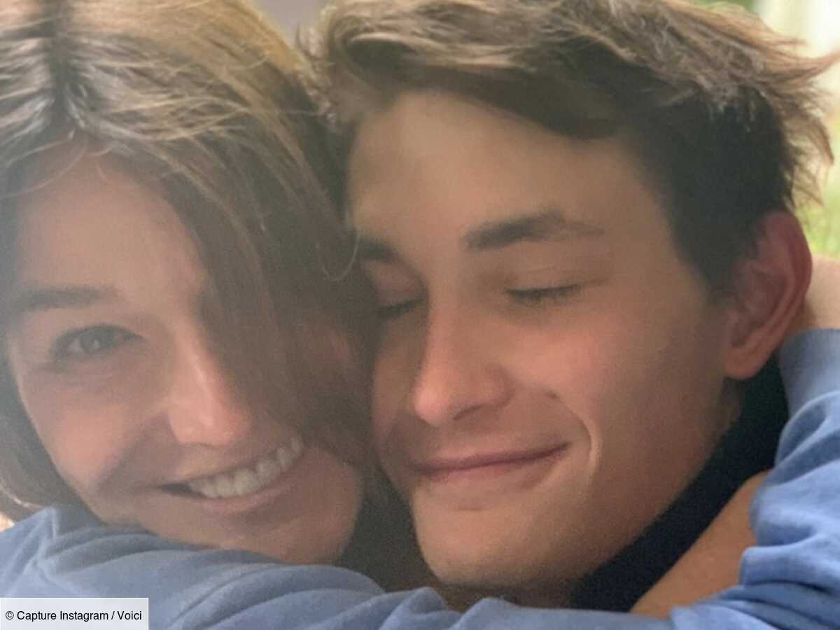 Photos Carla Bruni Emue L Artiste Fait Une Declaration Pleine De Tendresse Pour Les Ans De Son Fils Aurelien