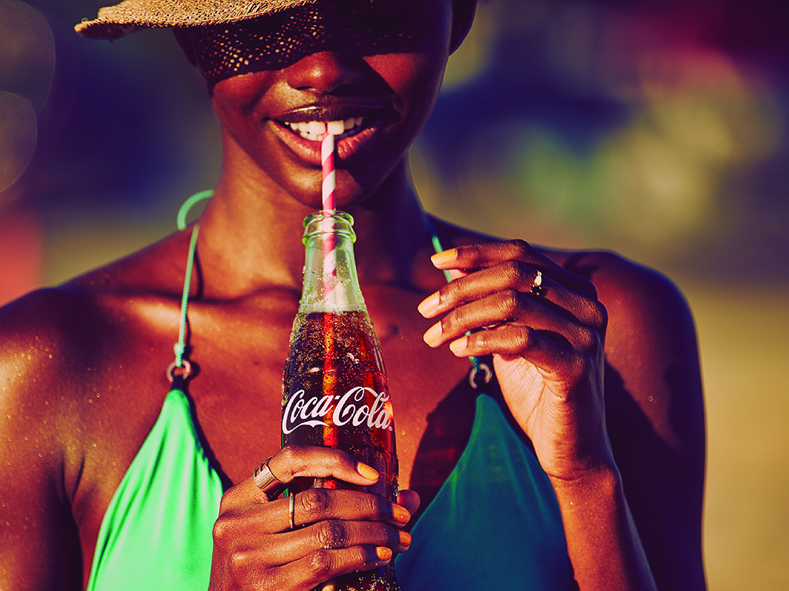 Coca Cola девушка. Реклама Кока колы с девушками. Coca Cola реклама. Девушка пьет колу. Taste the feeling