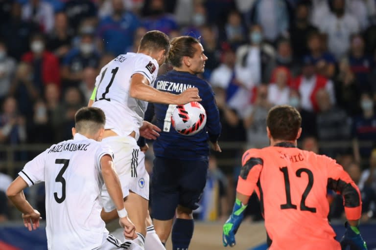 Griezmann marque mais l’équipe de 10 hommes de la France a été dépassée par la Bosnie lors des éliminatoires de la Coupe du monde