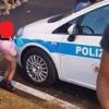 Bimbo fa pipì su auto polizia, foto virale. Consap: non grave ma...