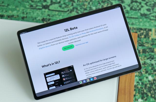 Google's Android 12L beta is set to bring new multitasking features and a taskbar to Android by the end of Q1 2022. 
