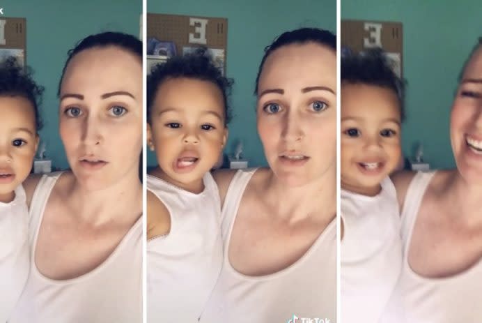 Maman essaie d’enseigner le français à sa fille, mais bébé Muse à la place