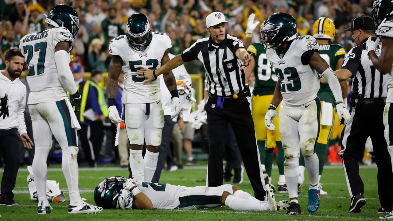 Eagles DE Sweat leaves game on stretcher after tackle