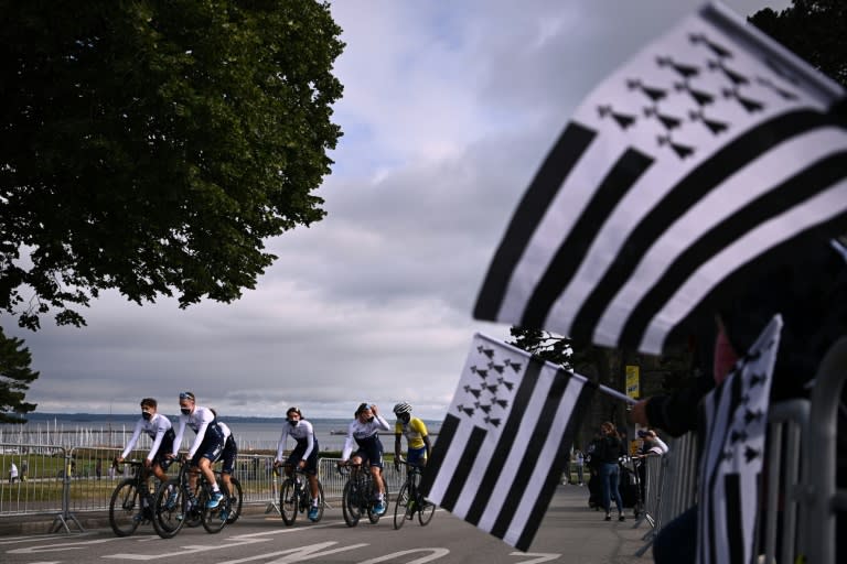 Des couteaux pour Pogacar alors que le Tour de France décolle du port de l’Atlantique ميناء