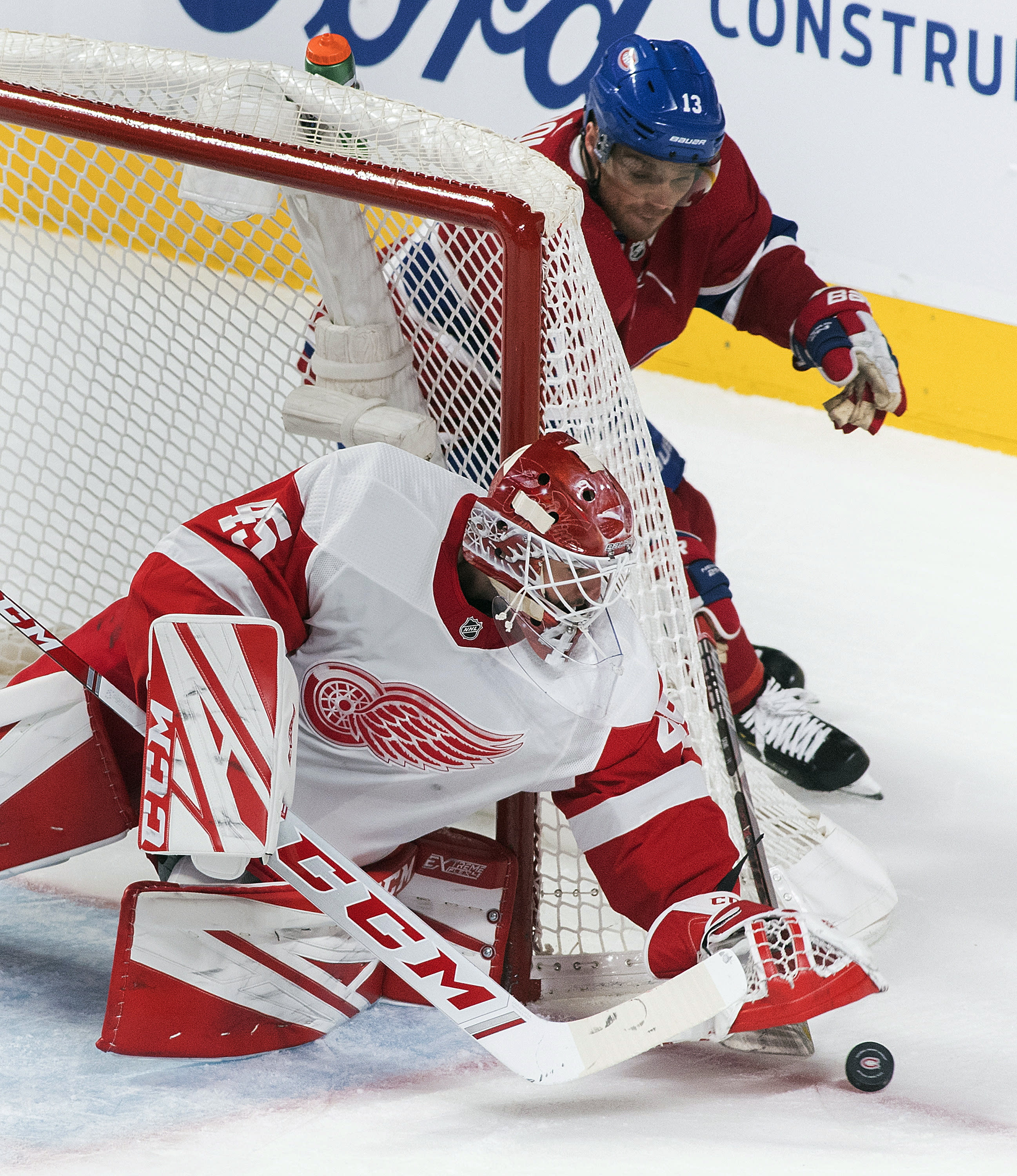 Bernier makes 42 saves, Red Wings beat Canadiens 2-1