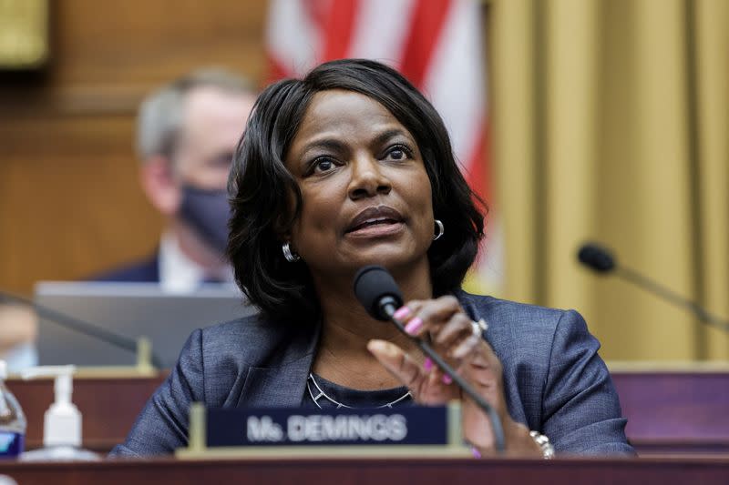 Democratic ex-cop Demings closes in on Republican Rubio in Florida