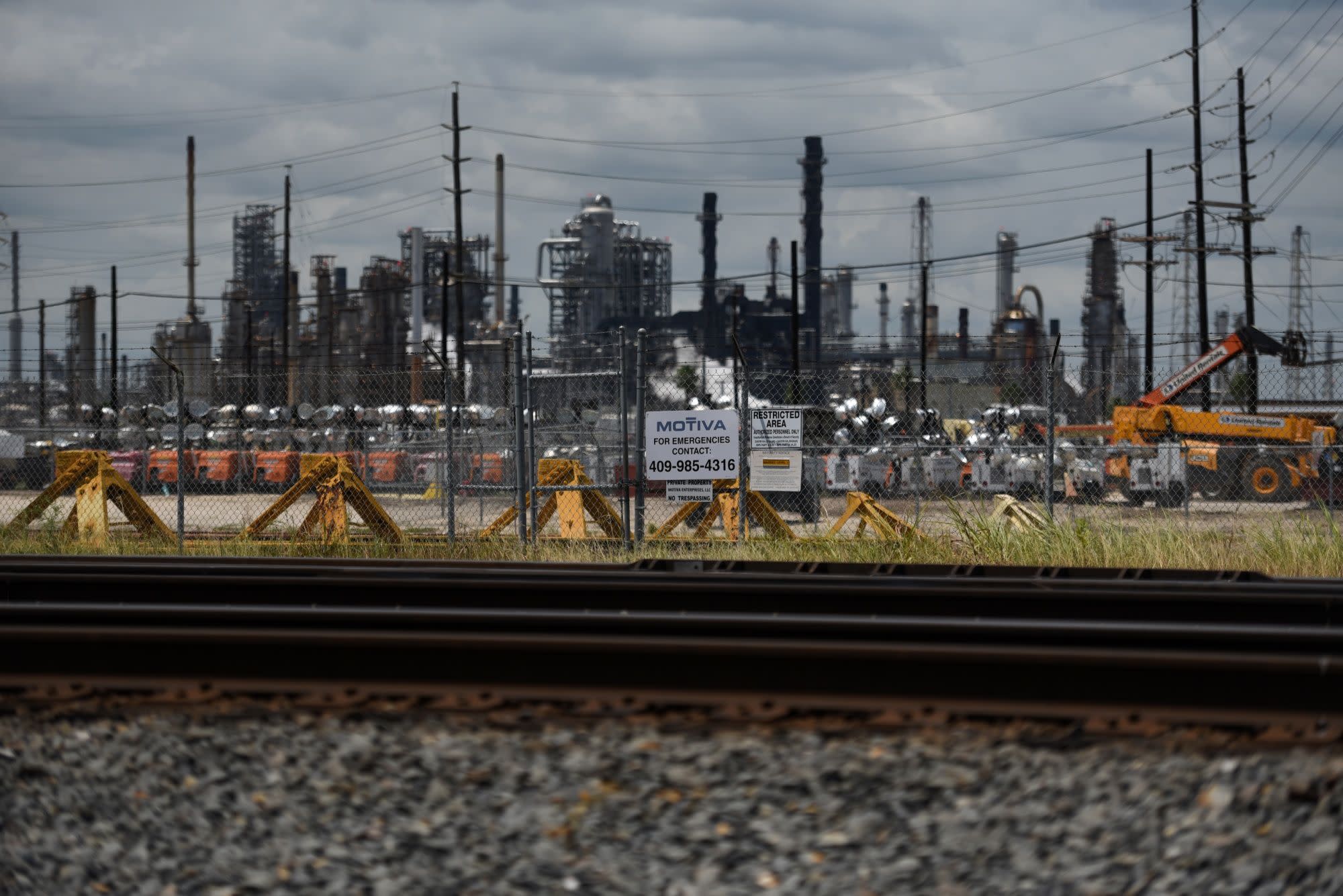 Largest US oil refineries close due to icy air