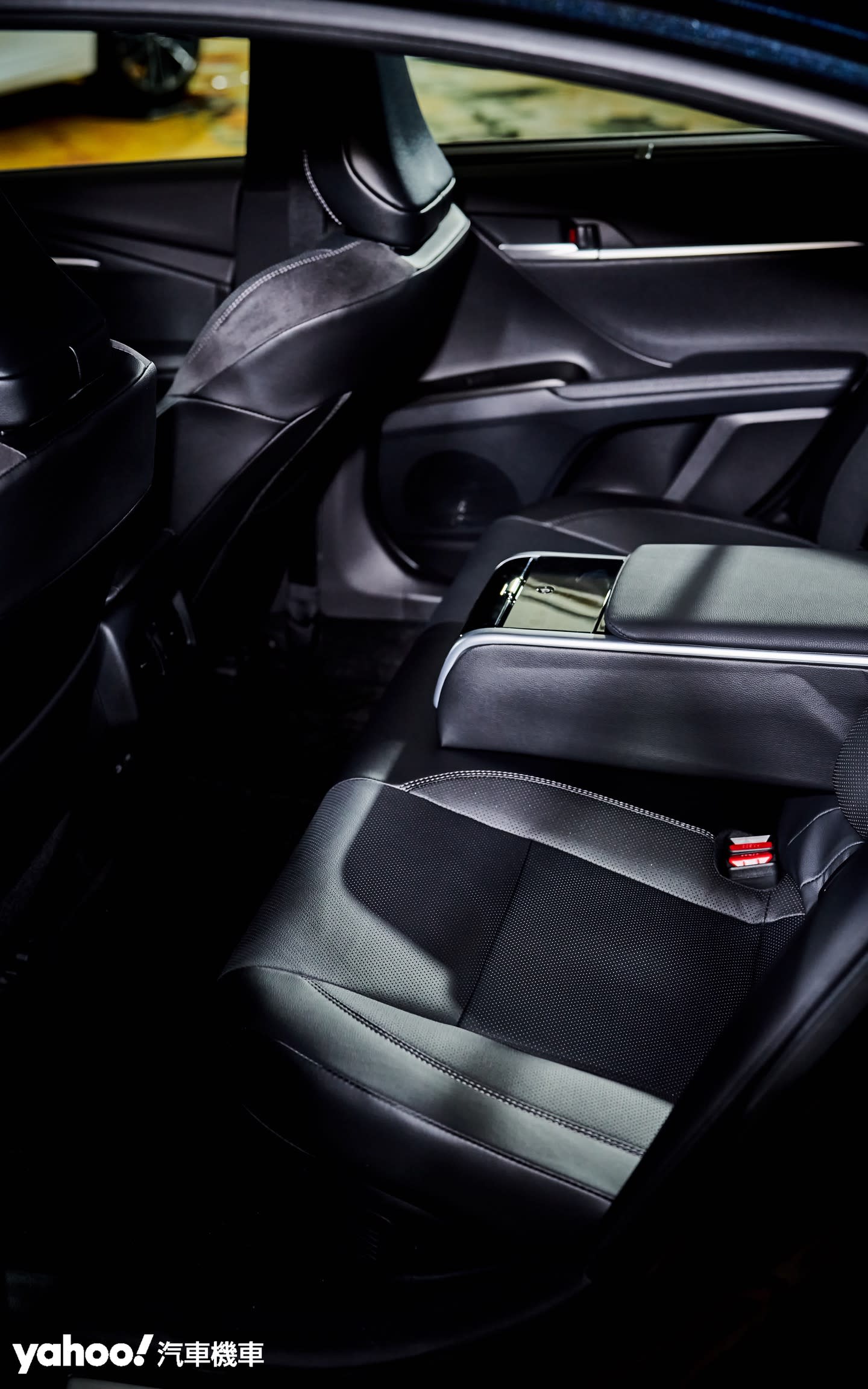 全新Toyota Camry後排座椅在頂規Hybrid旗艦版中加入前所未有的雙座豪華設定。
