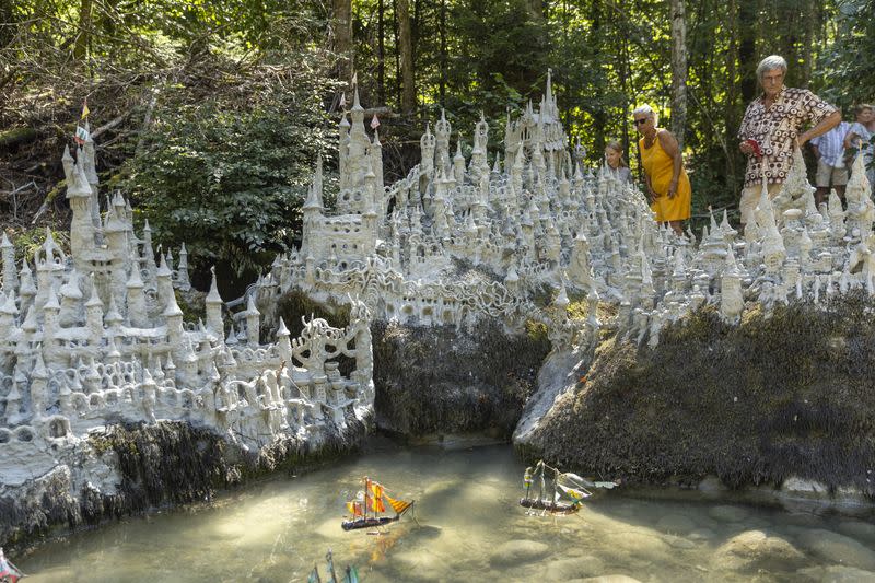 Ein Schweizer Künstler modelliert ein Modell einer weitläufigen Burg am Ufer eines ausgetrockneten Flusses