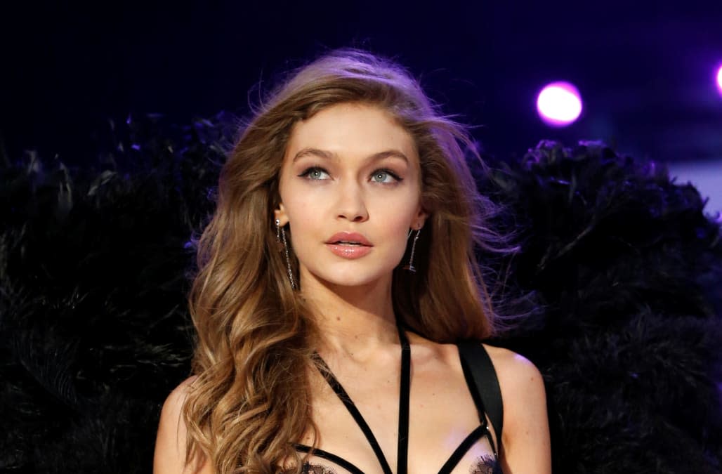 Gigi Hadid Suffers Wardrobe Malfunction At 2016 Victoria S Secret