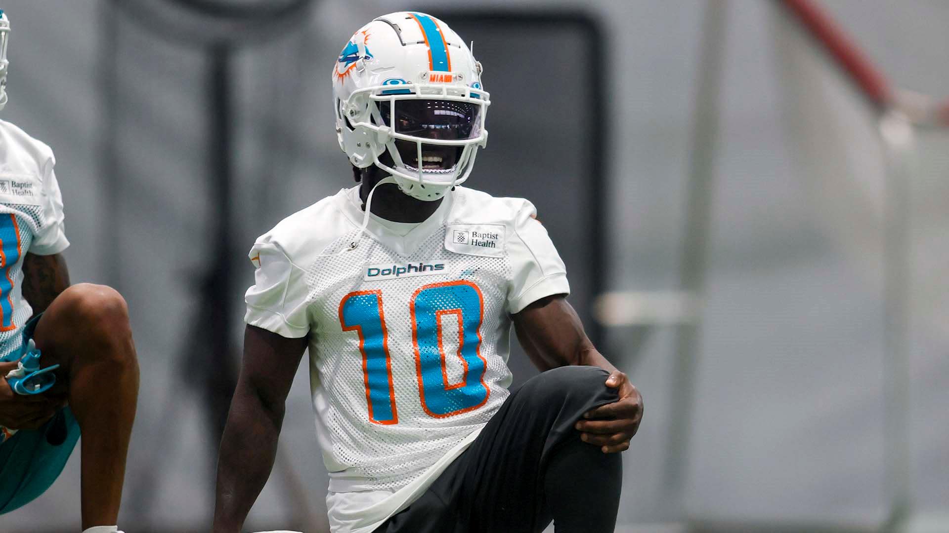 Dolphins WR Tyreek Hill leaves game vs. Jets in Week 18