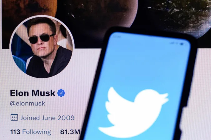 BREZİLYA - 2022/04/11: Bu fotoğraf gösteriminde Twitter logosu, Elon Musk'ın resmi Twitter profiline sahip bir akıllı telefonda görüntüleniyor.  Milyarder Elon Musk, 3 milyar dolarlık bir yatırımla Twitter'ın yüzde 9'unu satın aldı.  (Fotoğraflı Çizim Rafael Henrique/SOPA Images/LightRocket ile Getty Images)