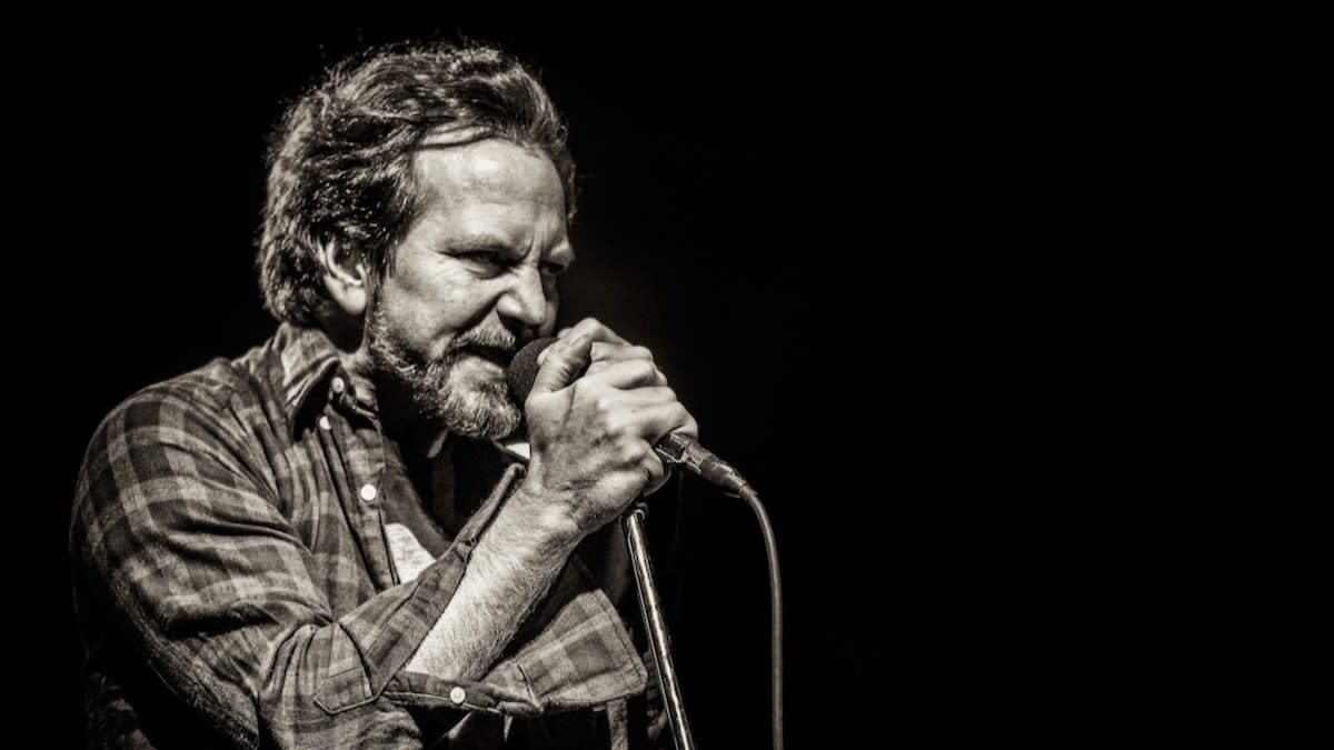 Pearl Jam byl zrušen poté, co byl hlas Eddieho Vadera ‚Dust and Smoke‘ poškozen lesními požáry ve Francii