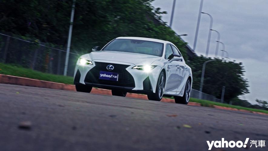 跑格煉成陣下的折衷之作！2021 Lexus小改款IS300h F Sport試駕 - 1