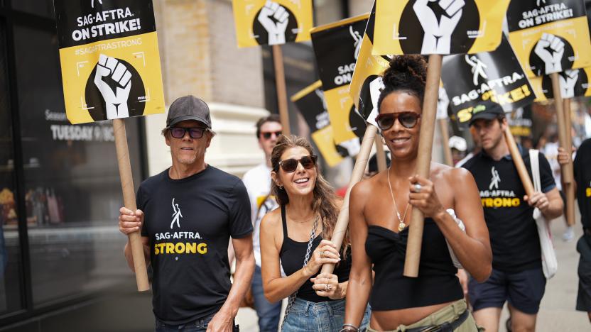 NEW YORK, NEW YORK - AUGUST 8: Kevin Bacon and Marisa Tomei join SAG-AFTRA members as they maintain picket lines across New York City on August 8, 2023 in New York City. Members of SAG-AFTRA and WGA (Writers Guild of America) have both walked out in their first joint strike against the studios since 1960. The strike has shut down a majority of Hollywood productions with writers in the third month of their strike against the Hollywood studios. (Photo by John Nacion/Getty Images)